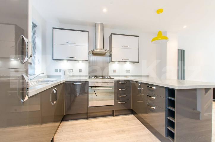 			LET, 2 Bedroom, 1 bath, 1 reception House			 Waterside Close, Shad Thames